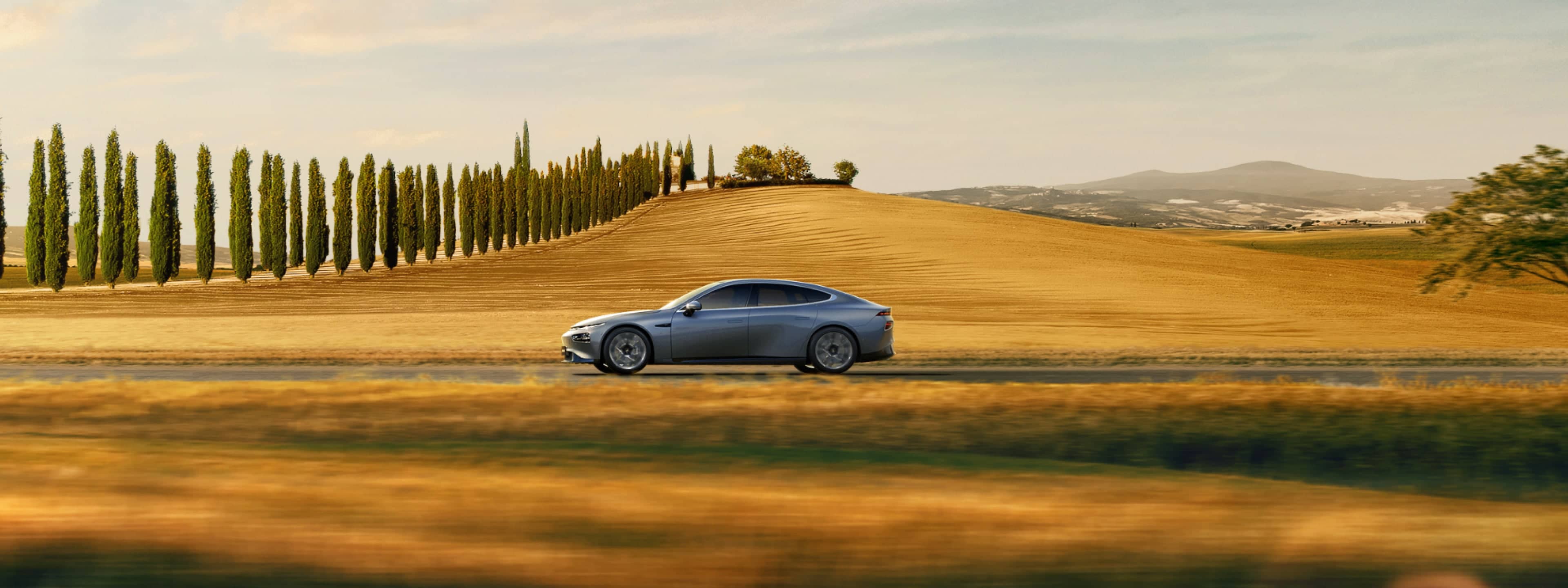 Xpeng P7 en plena acción, luciendo su elegante diseño aerodinámico.