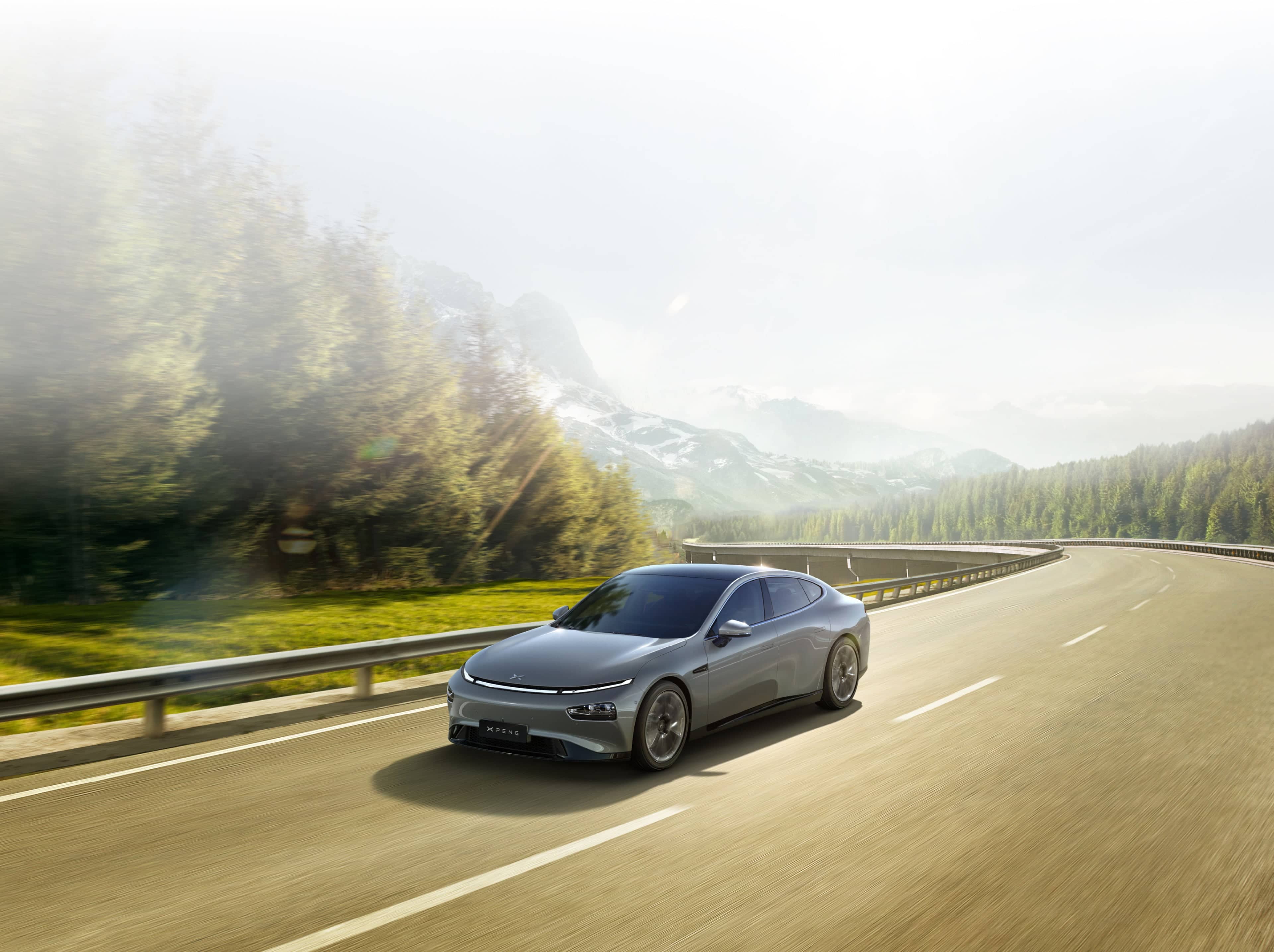 Vista trasera del Xpeng P7, destacando sus líneas modernas y sofisticadas.